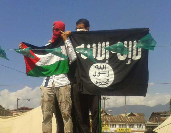 Террористы на фоне флага игил. Флаг ИГИЛ. Флаг Исламского государства. Isis флаг. Черный флаг Ислама.